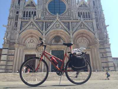 La sosta all'ombra della basilica di San Domenico di Siena